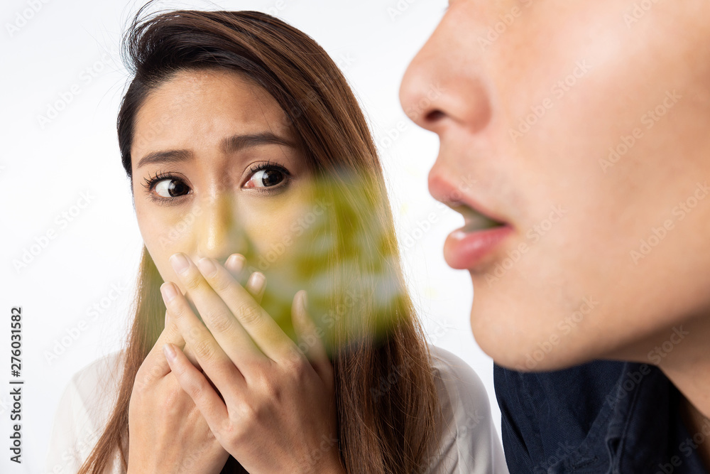 男性の口臭に口を塞ぐ女性 Stock Photo | Adobe Stock