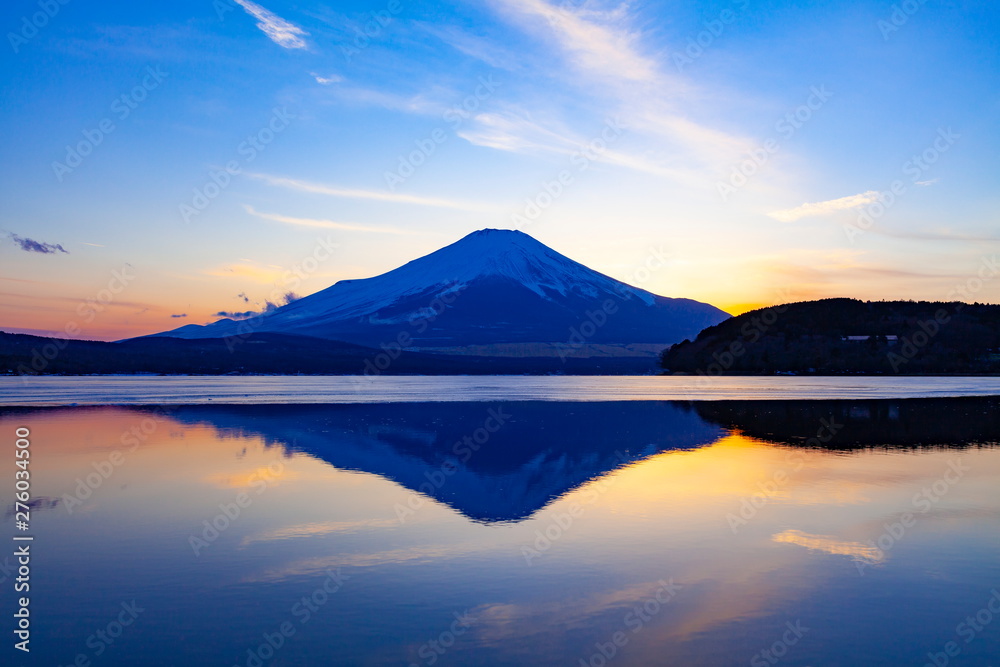 富士山と夕焼け、山梨県山中湖にて