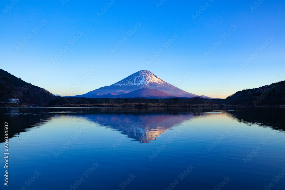 夕日に染まる富士山、山梨県富士河口湖町精進湖にて