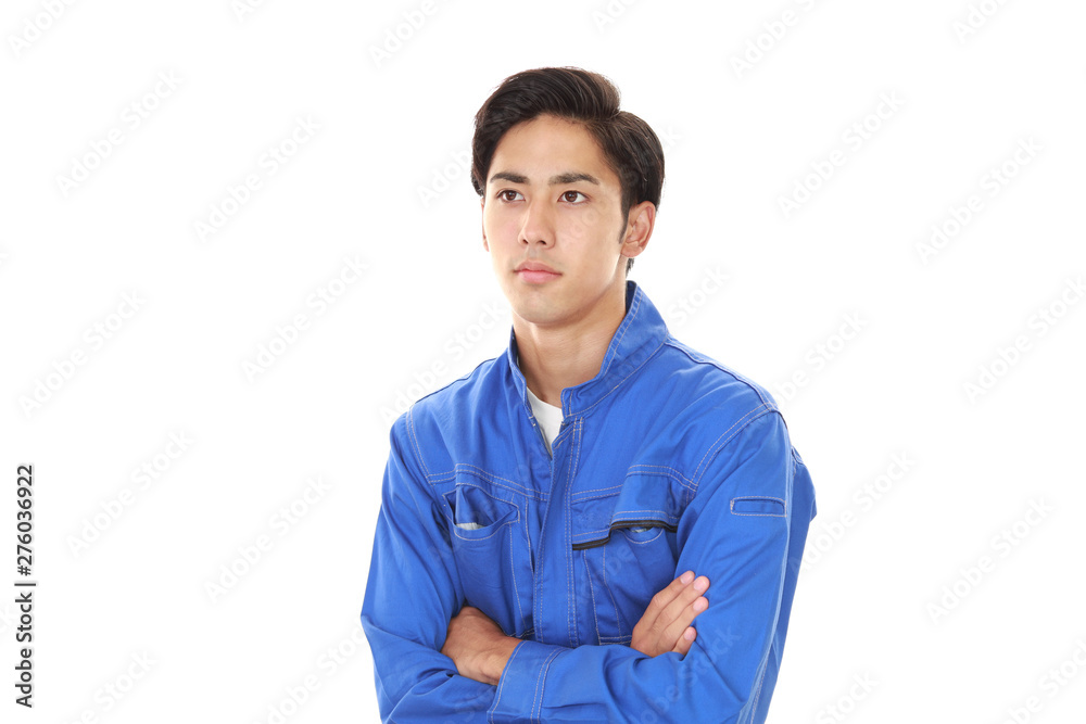 腕組をする労働者