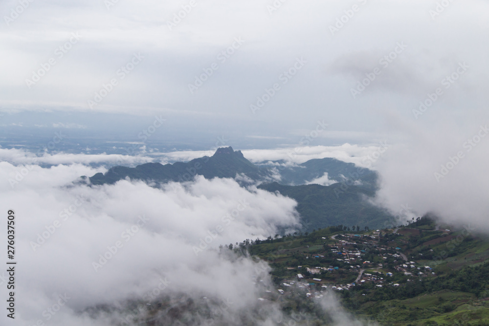 Obraz premium Clouds and mountains, high-angle views at Phu Thap Boek, Thailand 