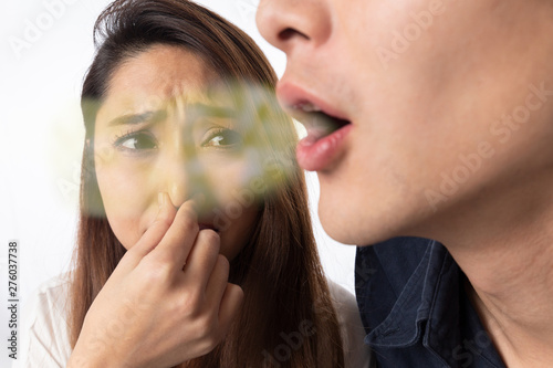 男性の口臭に鼻をつまむ女性 photo