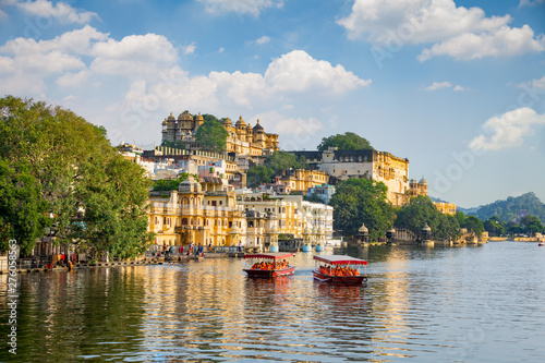 Obraz na płótnie City Palace and tourist boat on lake Pichola. Udaipur, Rajasthan, India w salonie