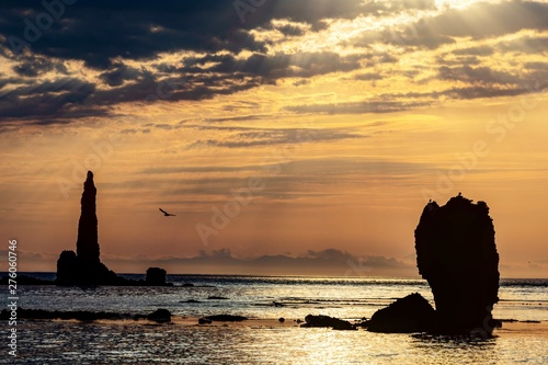 奇岩と朝日