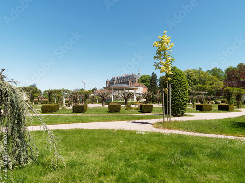 Parc floral et jardins publics de la ville de Lapalisse dans l'Allier. Les allées du parc floral autour du kiosque 