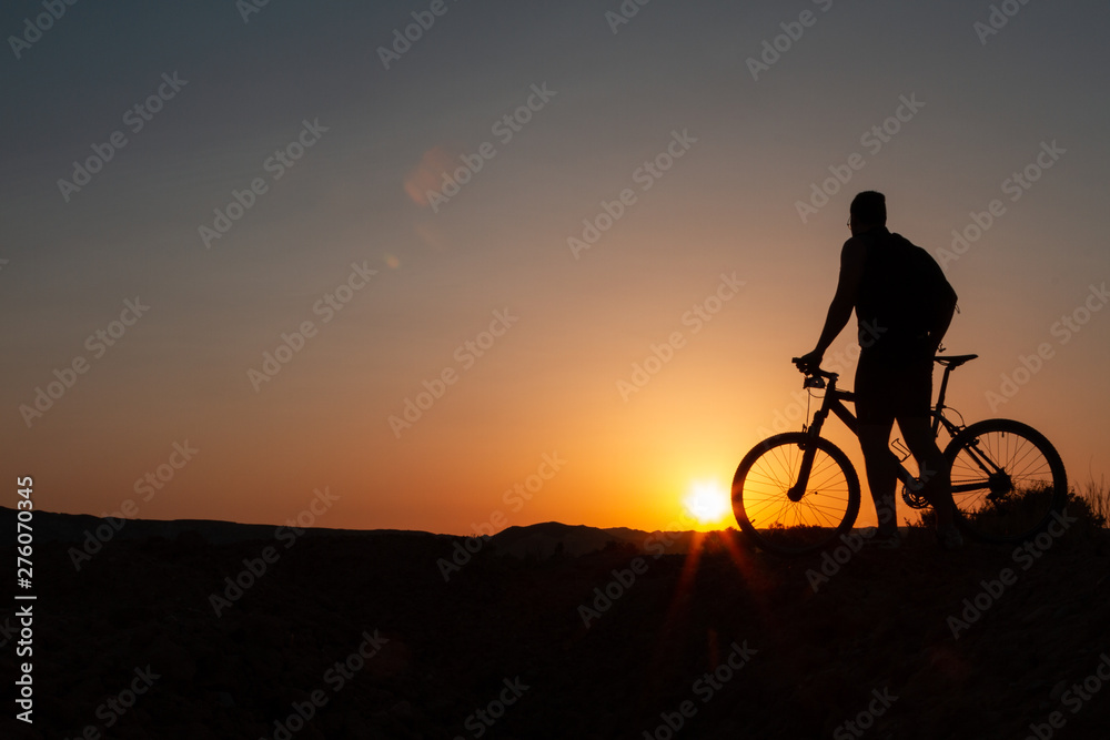 Fototapeta premium Man with mountain bike at sunrise