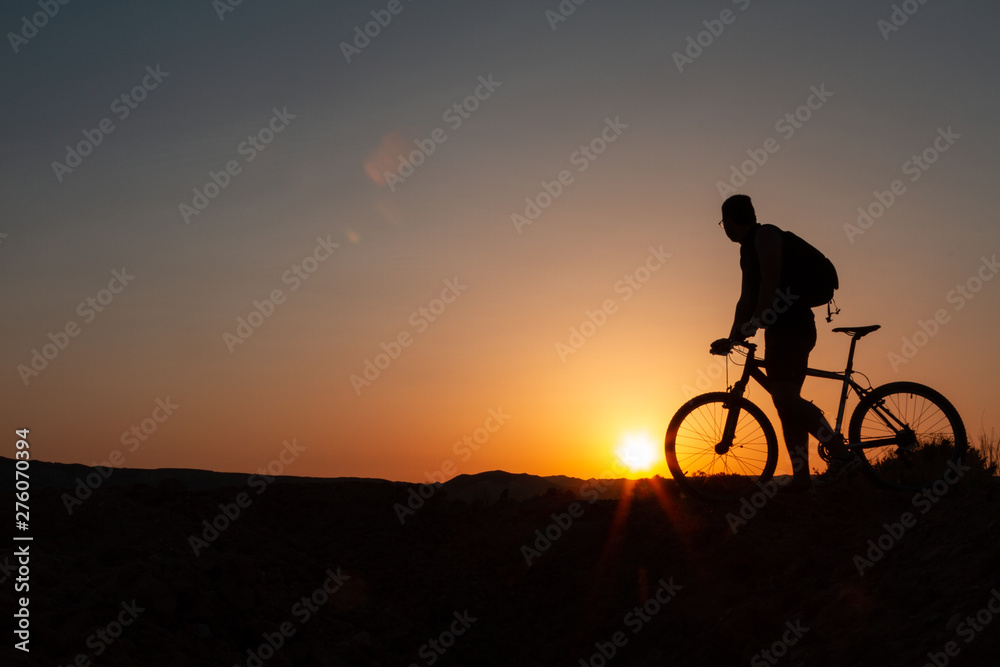Fototapeta premium Man with mountain bike at sunrise