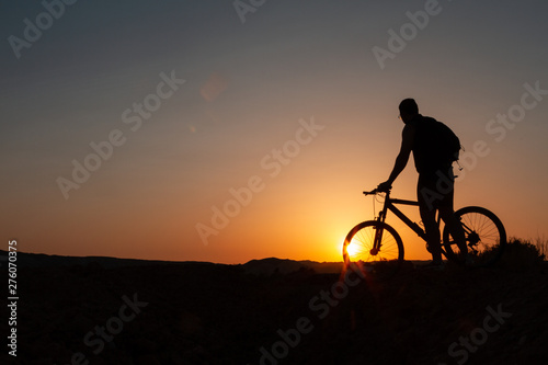 Fototapeta Naklejka Na Ścianę i Meble -  Man with mountain bike at sunrise