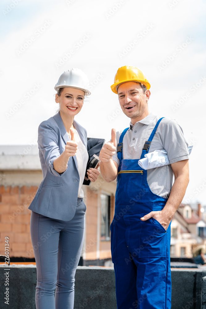 Architect and Construction worker on site giving thumbs-up - obrazy, fototapety, plakaty 