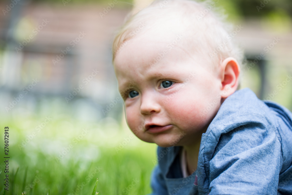 Baby krabbelt Baby krabbelt