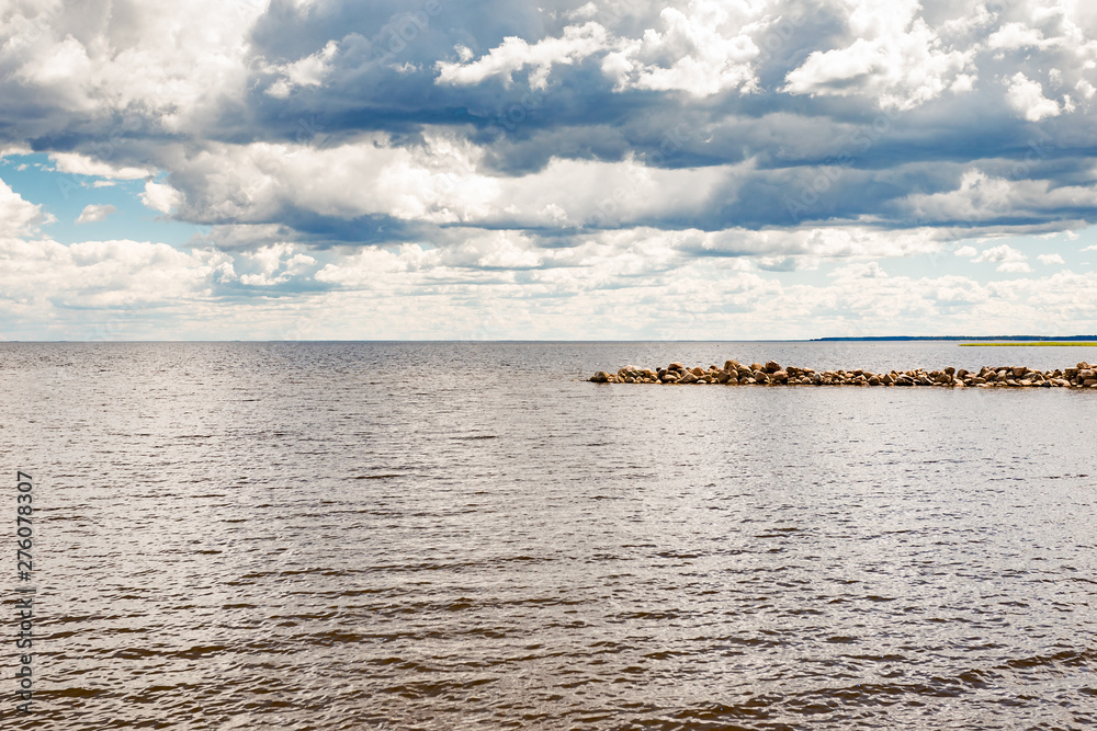 Obraz premium Gulf of Finland and rocks on the shore. Beautiful sky with clouds. Leningrad region, Russia.