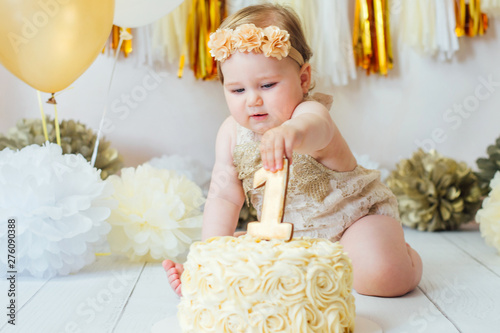 Canvas Print Little baby girl eating cake on her first birthday cakesmash party