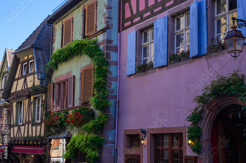 Häuserzeile in Elsass/Frankreich mit typischen bunten Fassaden