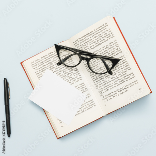 Foto Top view of book and glasses