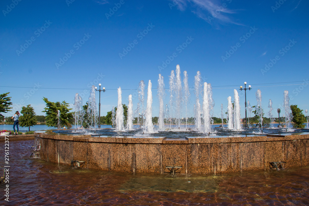 Yaroslavl. Park on Arrow. Fountain jets in the sun