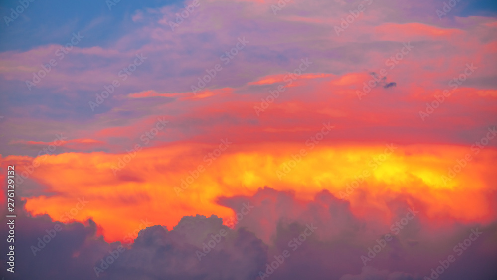 Dramatischer Abendhimmel-Hintergrund mit Wolken