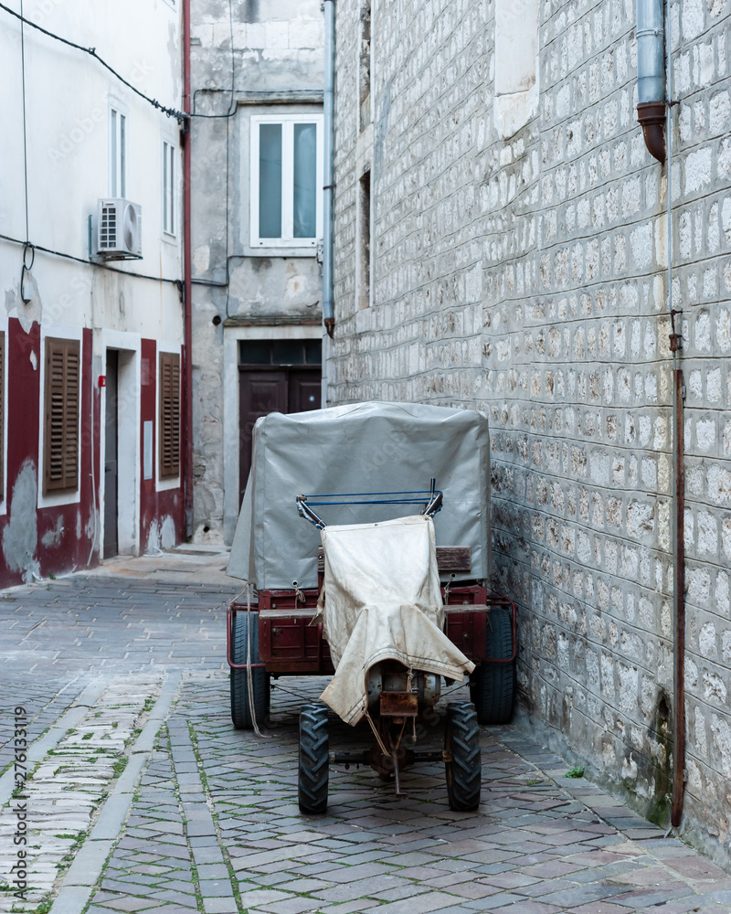 Obraz premium small tractor in a small alley in the city of Cres