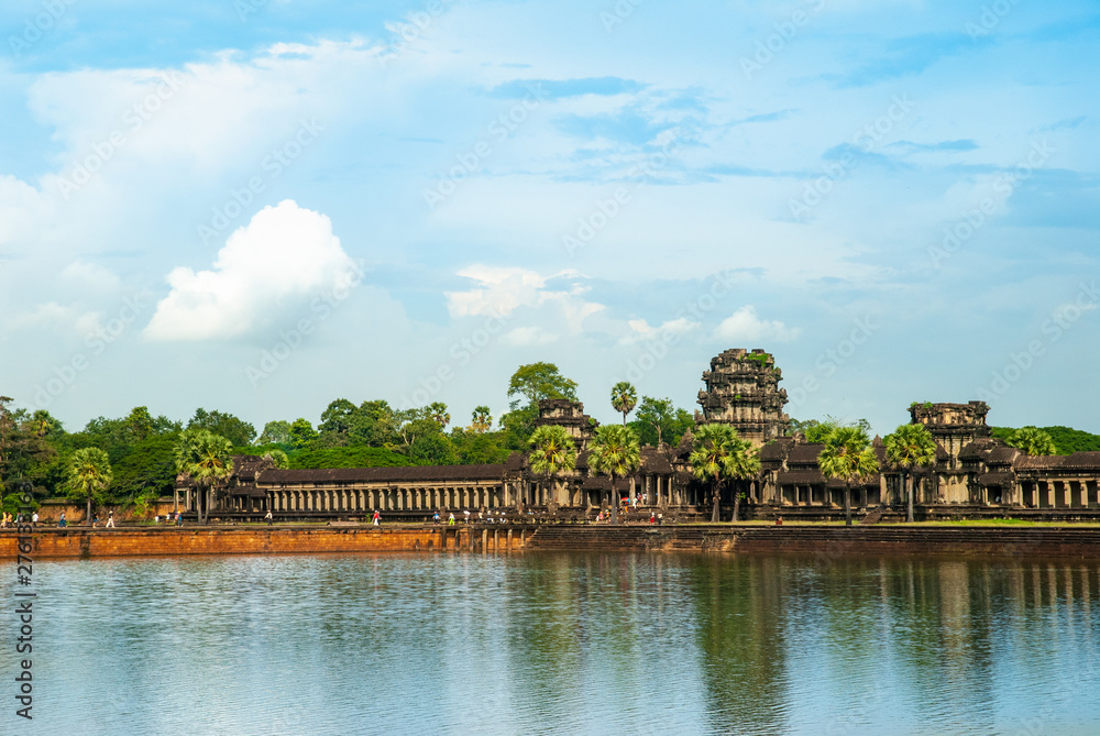 Main temple of Angkor Wat complex with large blue lake and sky, Siem Reap, Comboja
