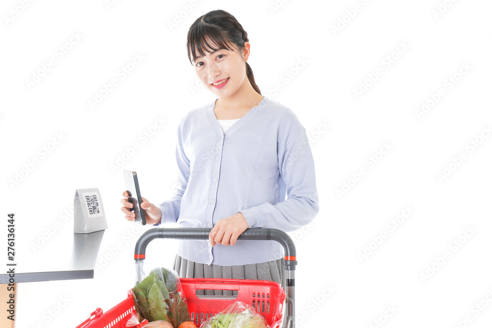キャッシュレス決済をする若い女性 キャッシュレス決済をする若い女性