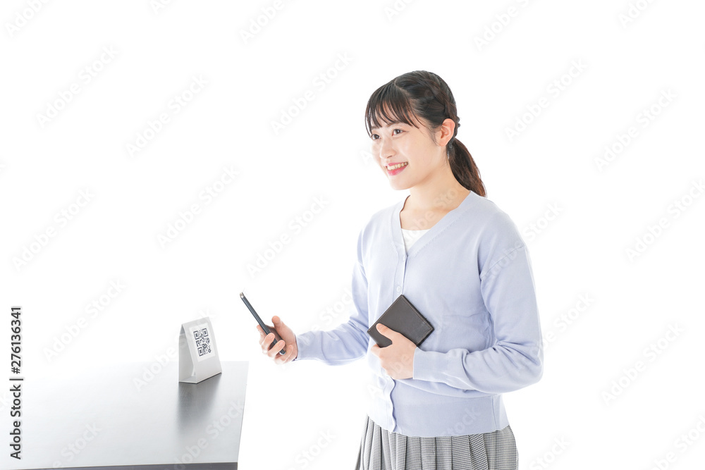 キャッシュレス決済をする若い女性 キャッシュレス決済をする若い女性