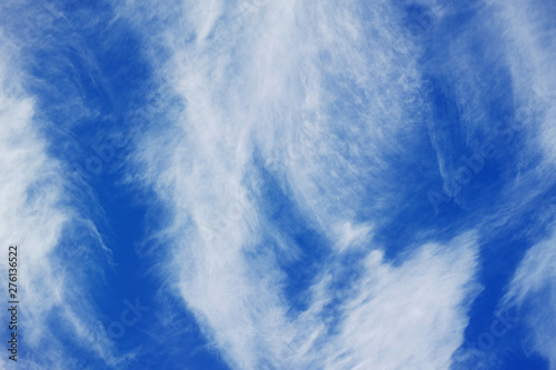 風が強い日の青空に浮かぶ上層雲