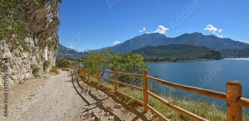 Fototapeta Naklejka Na Ścianę i Meble -  beliebter Wander- und Radweg von Riva aus, oberhalb des Gardasees