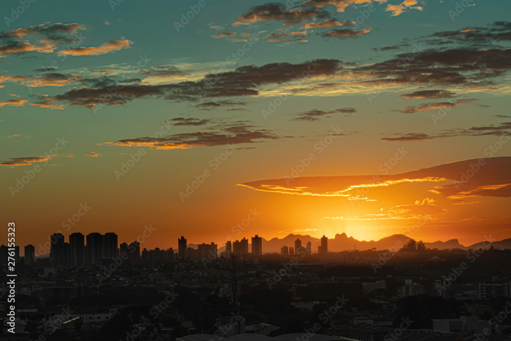 Obraz premium Golden sunrise over the city