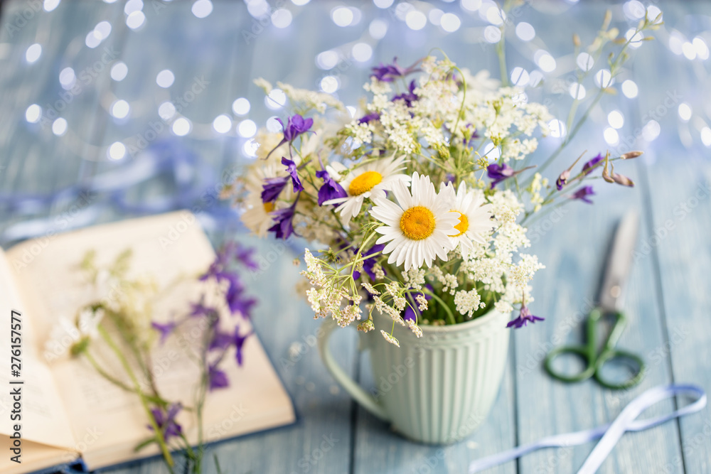 Image with daisies.