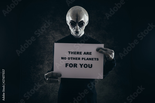 Canvastavla Alien creature has a message for humans