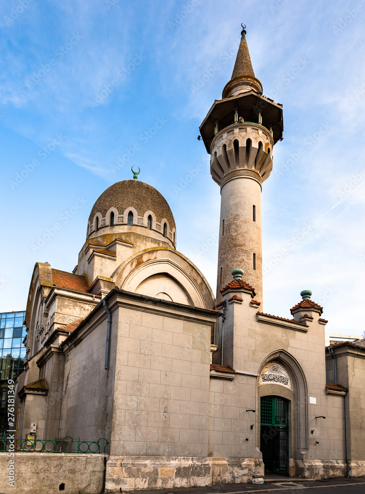 Obraz premium Great Mahmudiye Mosque built by King Carol I, monument of architecture and religion in Constanta, Romania