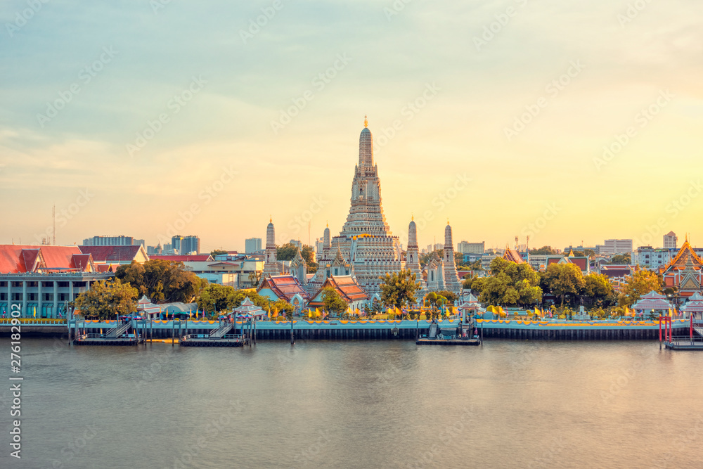 Naklejka premium Piękny widok na świątynię Wat Arun o zachodzie słońca w Bangkoku w Tajlandii