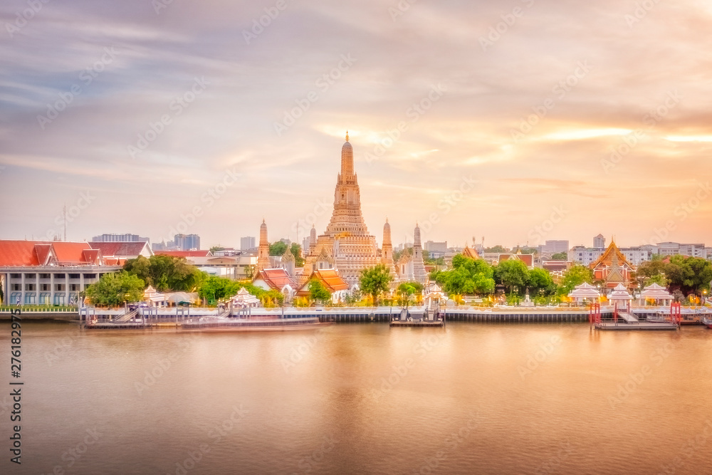 Obraz premium Beautiful view of Wat Arun Temple at twilight in Bangkok, Thailand