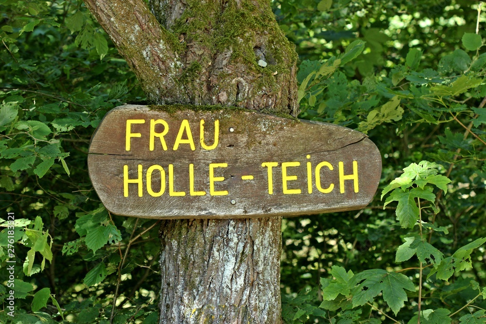 Wegweiser zum FrauHolleTeich am Meissner foto de Stock Adobe Stock
