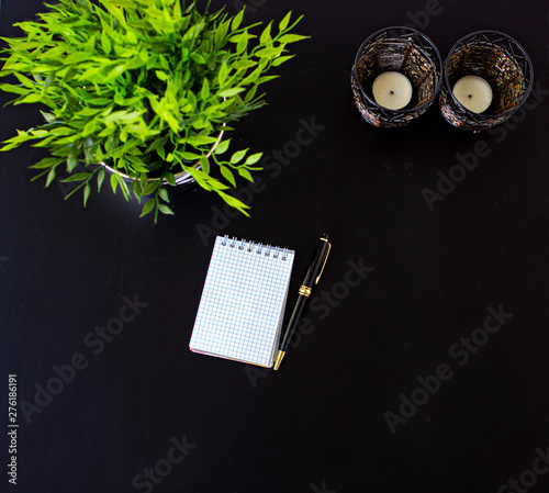 Bloc y bolígrafo sobre mesa negra