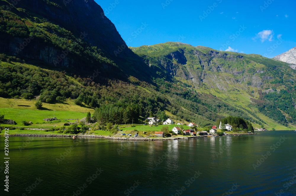 Naklejka premium lake in mountains