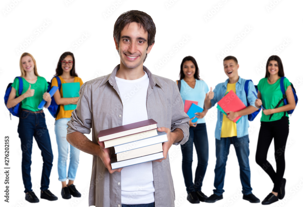 Junger türkischer Student mit Büchern und Gruppe internationaler Studenten Junger türkischer Student mit Büchern und Gruppe internationaler Studenten