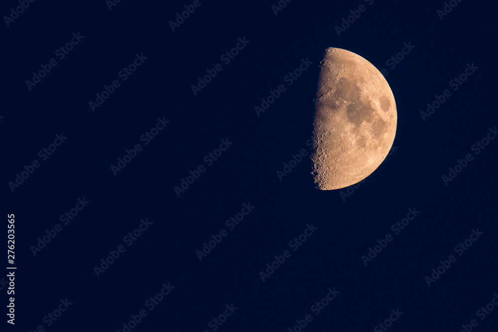 Zunehmender Mond am Himmel bei Nacht