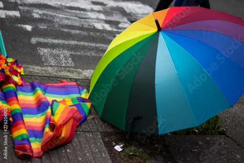 Una sombrilla con los colores del orgullo gay
