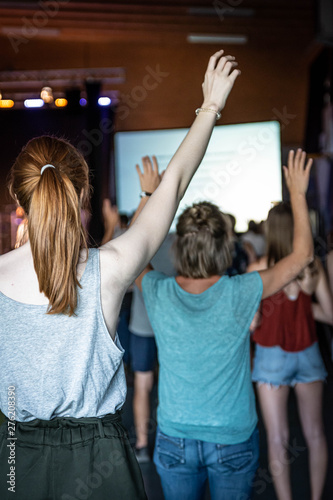junge Frau beim Lobpreis / Worship in Kirche