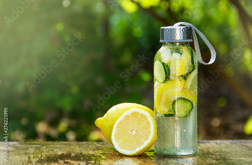 Obraz na płótnie Water bottle with lemon and cucumber. Sassy water. w salonie