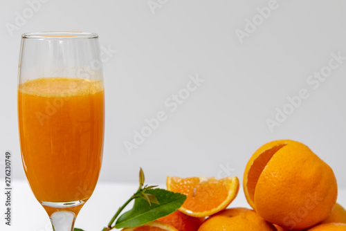 Vaso de zumo de naranja y la fruta fresca