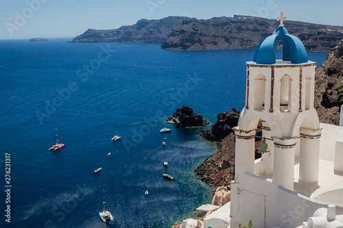 Fototapeta Naklejka Na Ścianę i Meble -  Oia town on Santorini island, Greece. View of traditional white houses and churches with blue domes over the Caldera