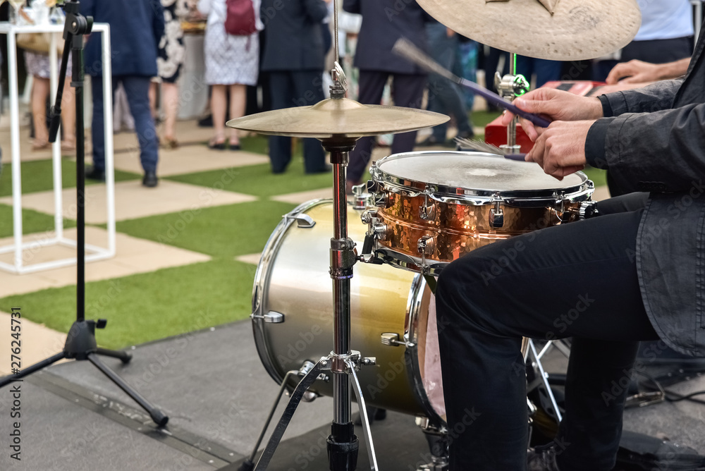 Obraz premium Musician playing a jazz piece to liven up a business event.