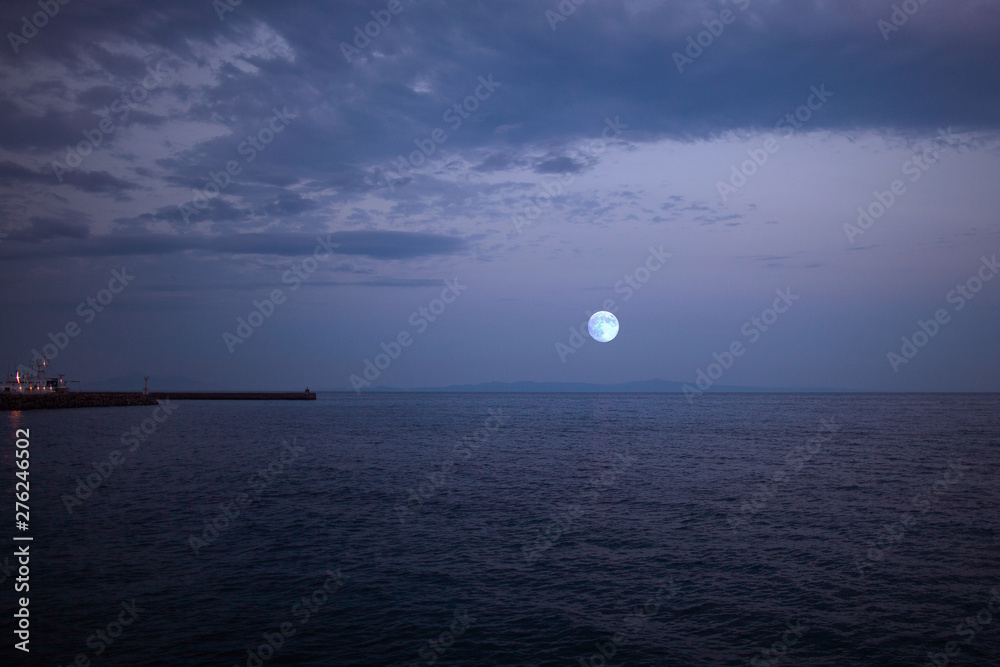 北の海に昇る満月 北の海に昇る満月