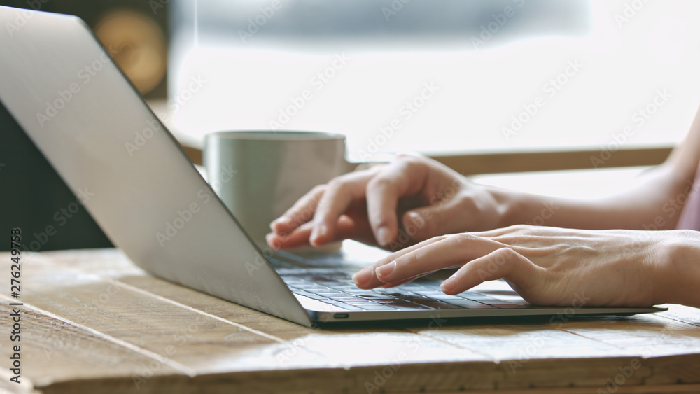 Naklejka premium パソコン・女性