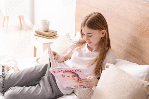 Cute teenage girl reading f...