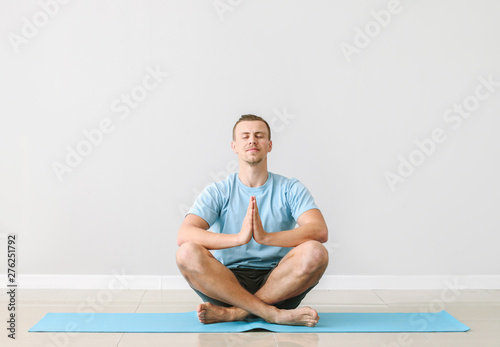 Sporty man practicing yoga ...
