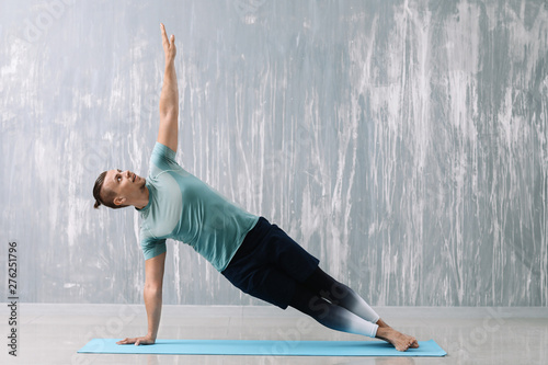 Sporty man practicing yoga ...
