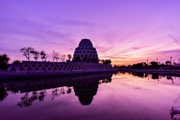Sierkussen Paars Chinese pagode silhouet bij zonsondergang  © Xiangli