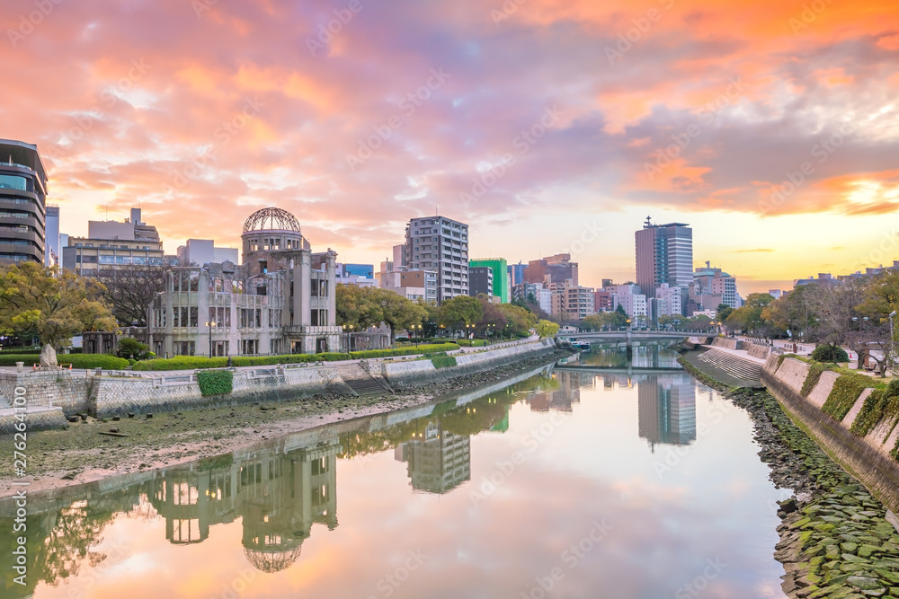 Obraz premium Hiroshima Peace Memorial Park with Atomic Bomb Dome in Hiroshima